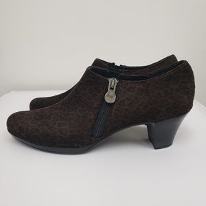 Munro American Taylor Leopard Print Ankle Boots.